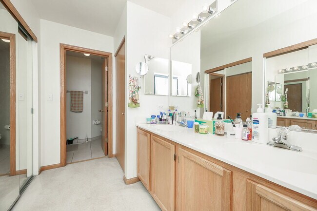 Building Photo - 904 Waterford Ln