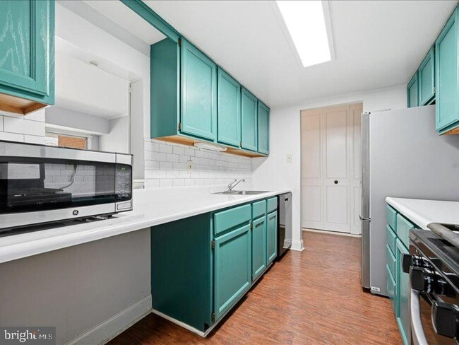 Building Photo - 421 Drummers Ln