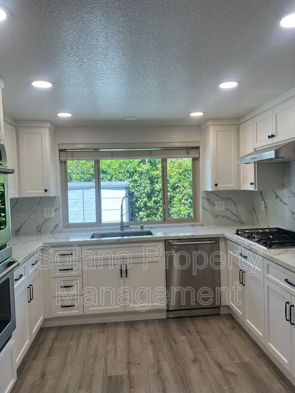 Building Photo - 142 Hillview Dr