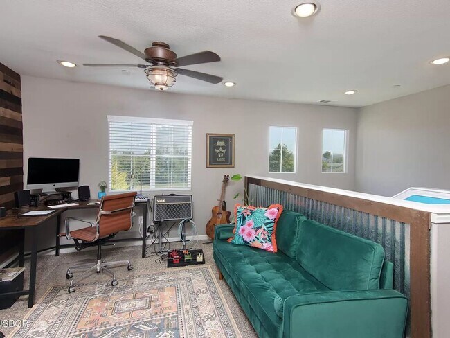 Building Photo - Stunning Briar Creek Home!