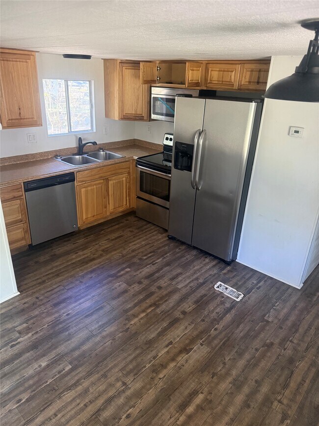 Building Photo - 933 S Pine Lake Rd