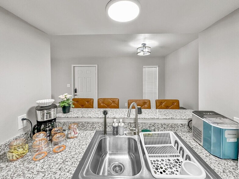 Building Photo - 16951 Addison Rd