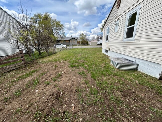 Building Photo - 3 Bedroom 1 Bath Beautiful House with Fenced Yard & Garage