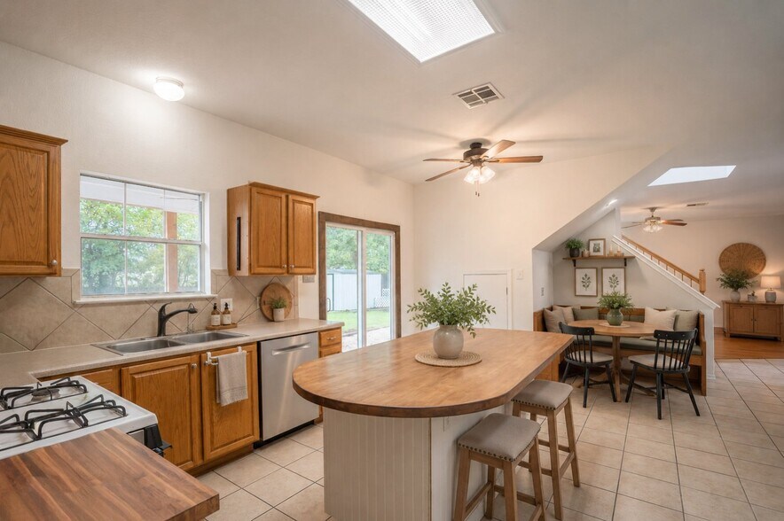 Building Photo - 1622 Abbey Ln