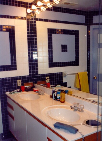 Building Photo - 2959 Deckebach Ave