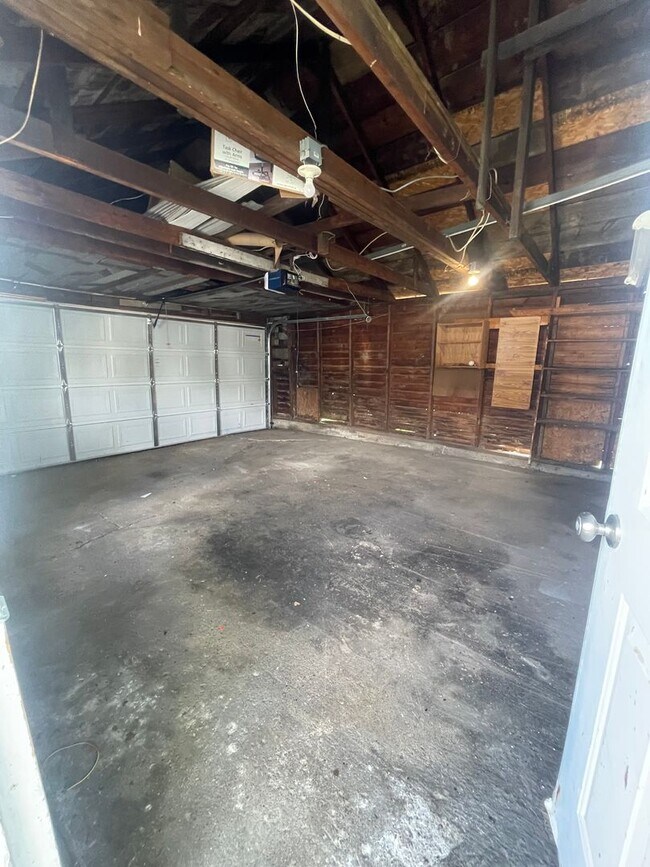 Building Photo - “A Charming Place to Call Home – Spacious 4 Bedroom - 2 Bath”