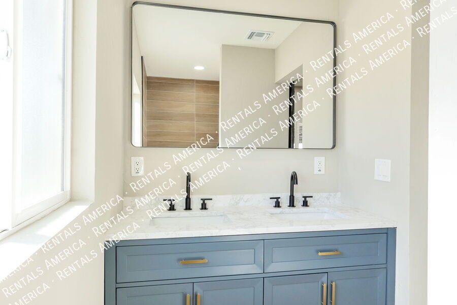 Building Photo - 4733 E 18th St