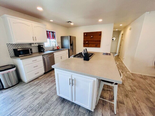 Building Photo - Charming 3 Bedroom House with Pool in Friendly Hills, Joshua Tree