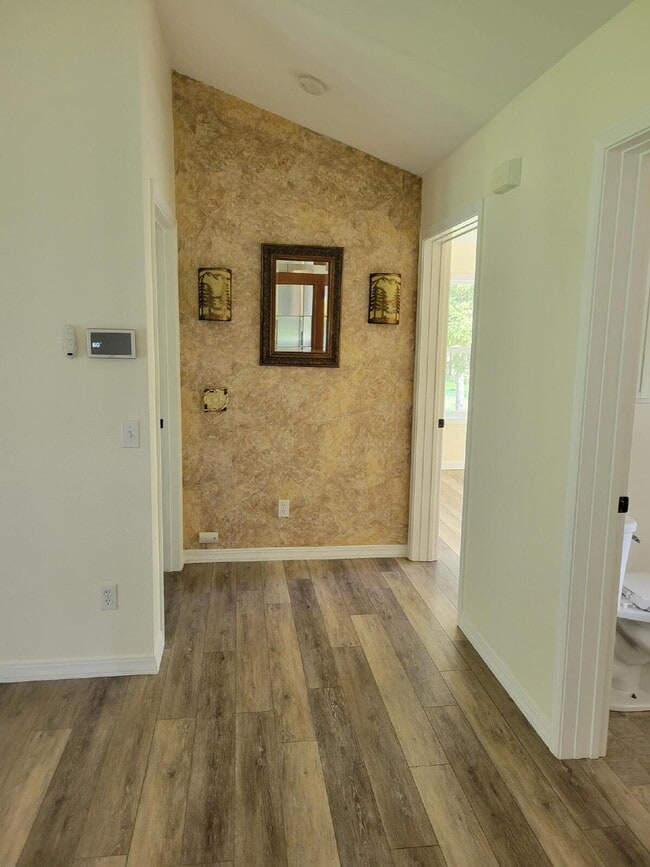 Building Photo - 2 Bedroom, 2 Bath