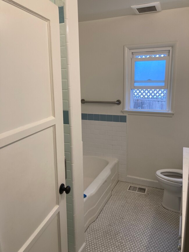 Bathroom - 1769 Glendon Ave