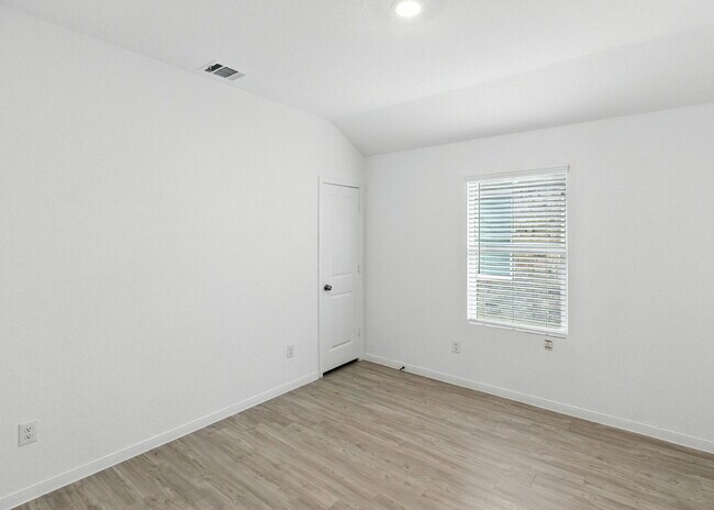 Building Photo - Beautiful 4 Bed, 3 Bath Home - Spacious & ...