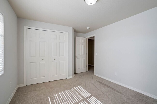 Building Photo - Main Level Living in Pine Creek...Views ar...
