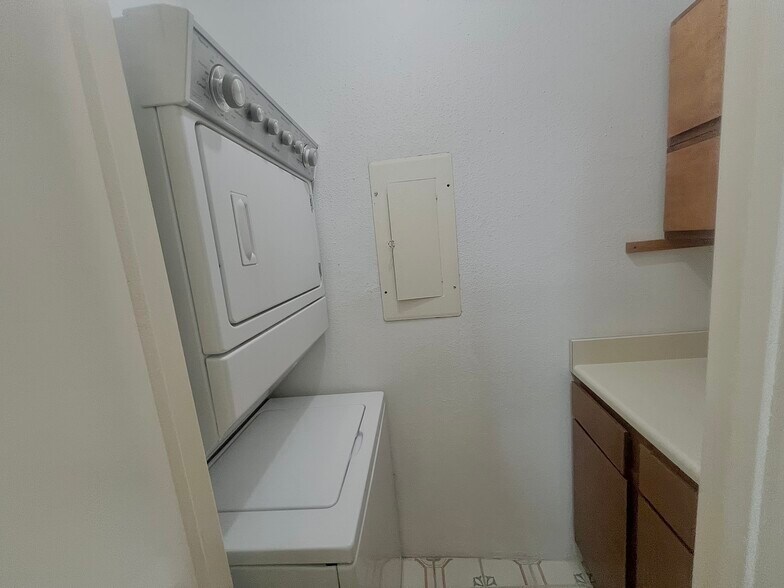 Laundry room - 9550 Deering Dr
