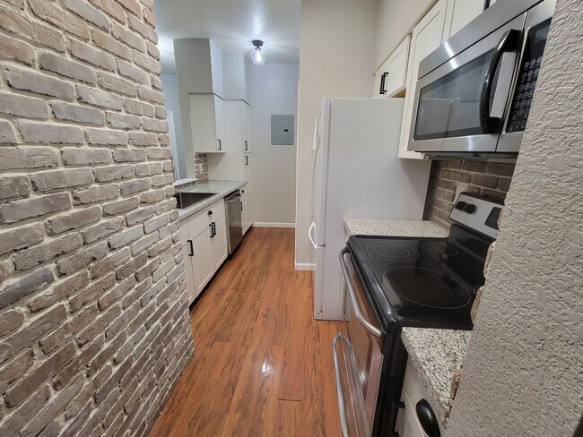 Building Photo - Fabulous Remodeled 2 bedroom , 2 bath Remodeled Condo in Country Club Greens