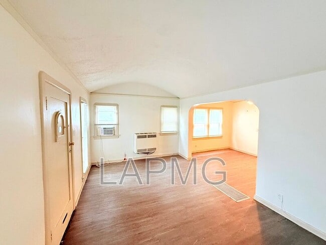 Building Photo - 614-614 N Poinsettia Pl