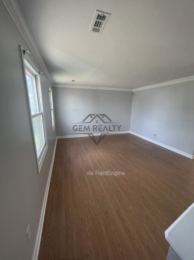 Building Photo - 5253 Daffodil Dr