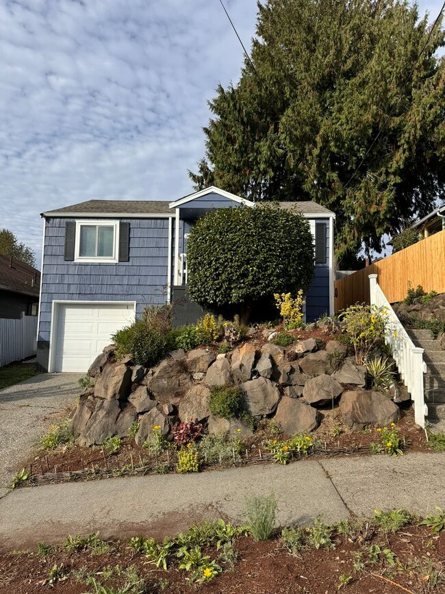 Building Photo - 3 Bd / 2 Ba Seattle Home