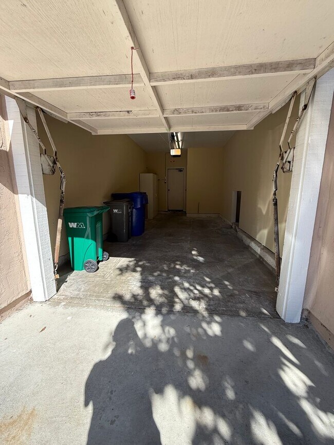 Building Photo - Beautiful 2 Bed, 2.5 Bath Townhome in Desi...