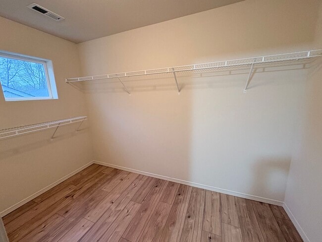 Building Photo - ONE MONTH FREE OF RENT!! Well Maintained, High Ceilings, Bonus Room, Great Location!