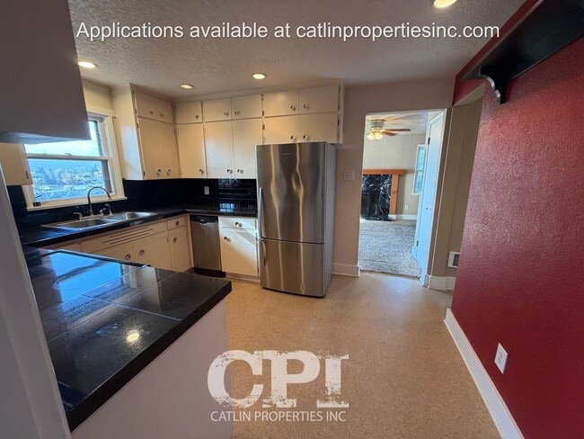 Building Photo - 704 1/2 Academy St.