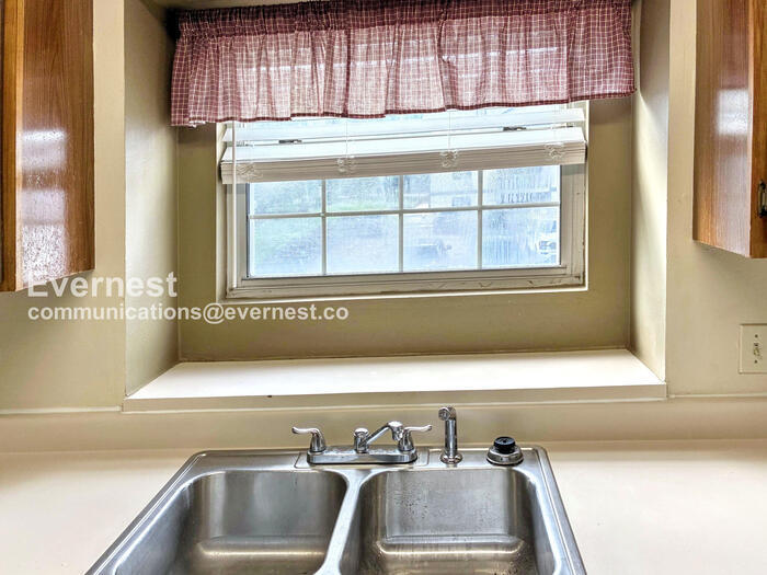 Building Photo - 1301 University Ave