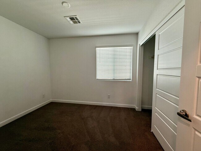 Building Photo - 3 BED 2.5 BATH 2 CAR GARAGE TOWNHOUSE w/ P...