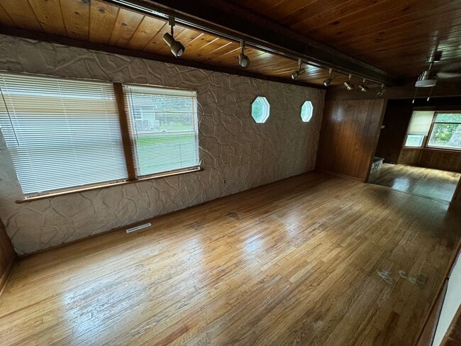 Building Photo - Lovely Ranch house available