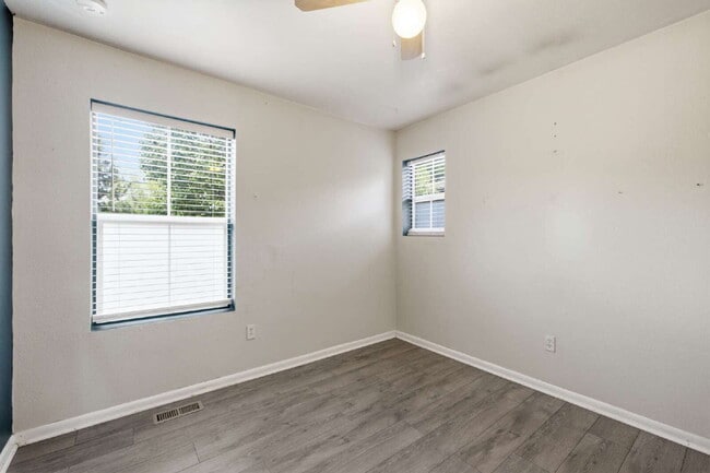 Building Photo - Spacious 5-Bed Retreat with Modern Updates in Aurora. Included - Greenhouse and Shed!