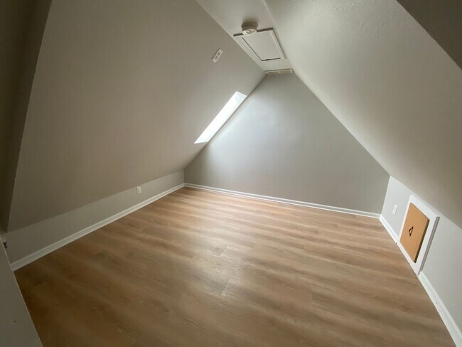 Building Photo - 201 S Pine St