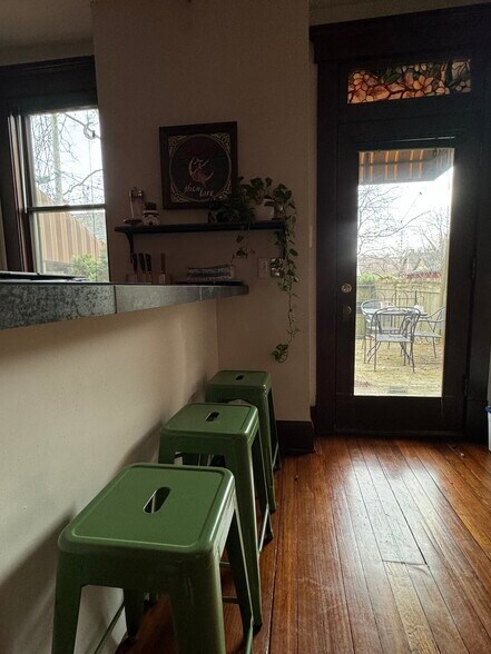 Eating bar - 179 E Kossuth St