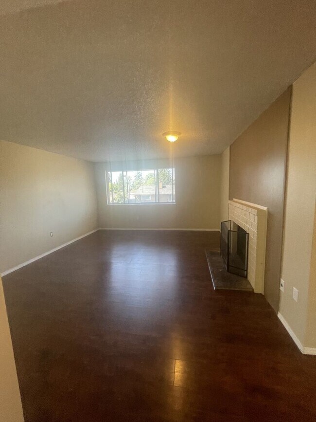 Building Photo - 1/2 off 1st Month's Rent - Cute Lower Level Flat at Tully Ridge