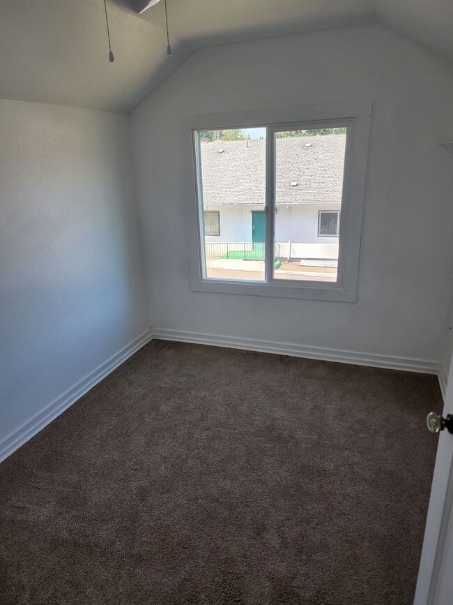 Building Photo - 3 Bedroom 1.5 Bath Spacious Farmhouse in West Piedmont!