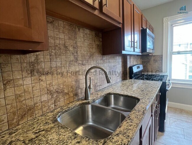 Building Photo - 265 Middle St