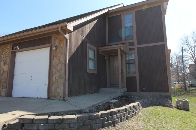 Building Photo - Updated 2 Bedroom 1.5 Bath Duplex In Olathe