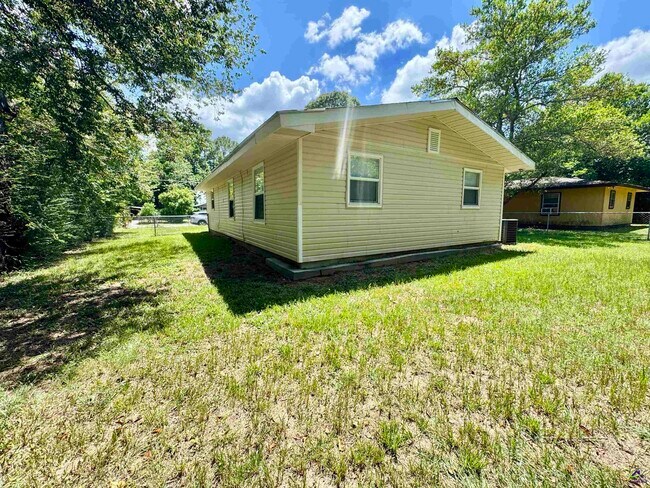Building Photo - 102 Varee Dr