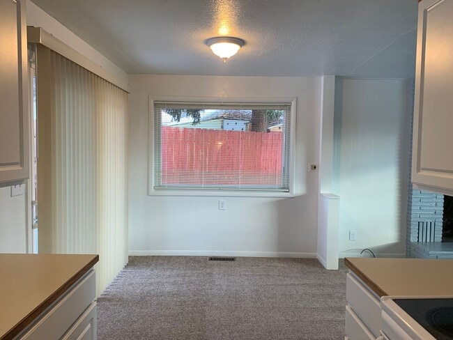 Building Photo - 3 Bedroom, 1.5 Bath House in Pacific Terrace neighborhood