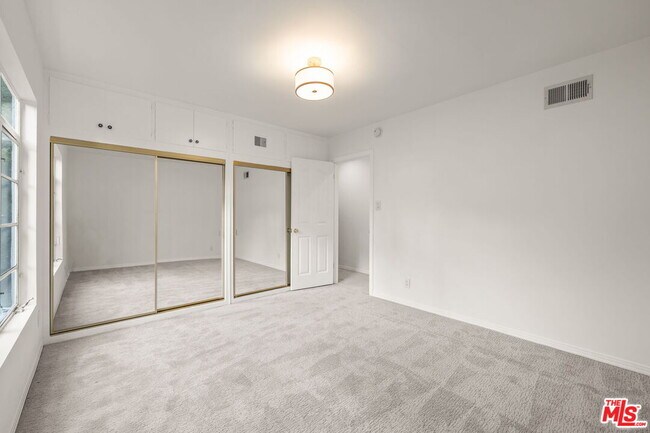 Building Photo - 10384 Northvale Rd