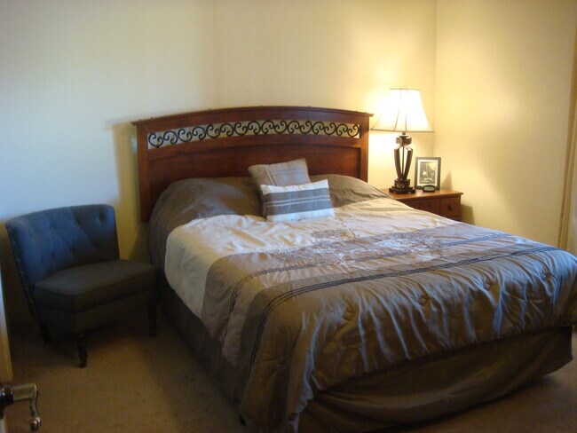 Master bedroom - 3357 N Country Club Rd