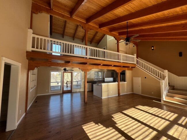 Building Photo - Beautiful Unique 4 Bedroom home with a loft & 3 full bathrooms! Move In Special $500 off first mo...