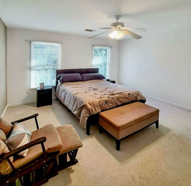 Building Photo - Amazing 5 BR/3.5 BA Single-Family Home in ...