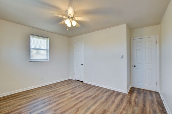 Building Photo - 936-938 Schumann Dr