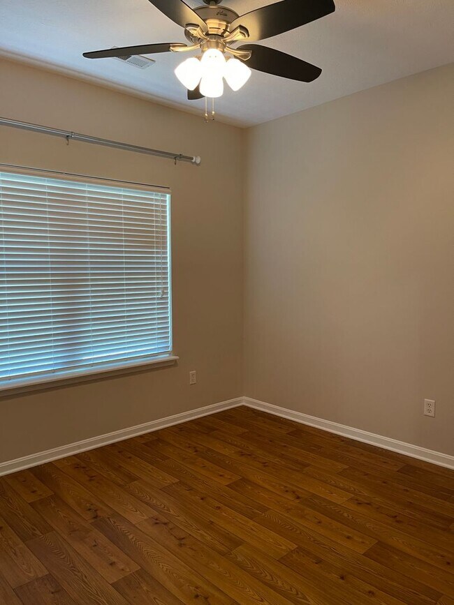 Building Photo - Meticulously Maintained Ranch