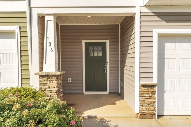 Building Photo - **SPECIAL LEASE INCENTIVE** Beautiful 3 BR...