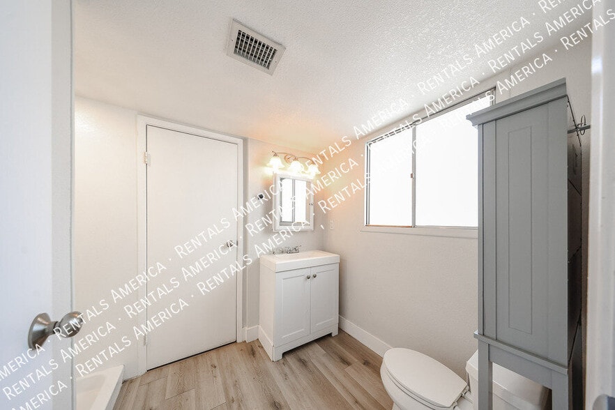 Building Photo - 2110 W Greenbriar Dr