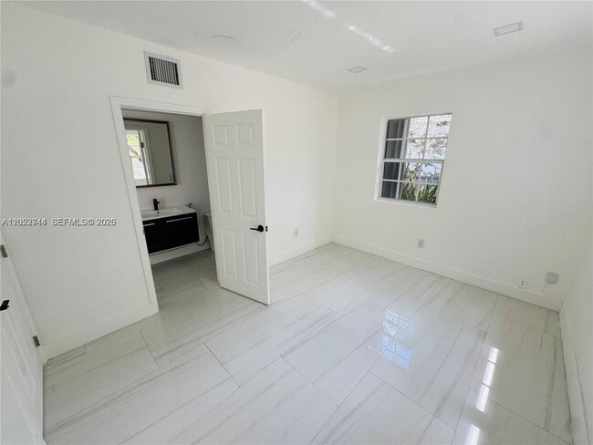 Building Photo - 516 Lavilla Dr