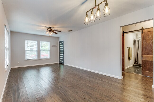 Building Photo - 326 Simon St