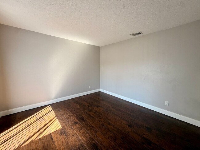 Building Photo - 21-24 Springwood Square