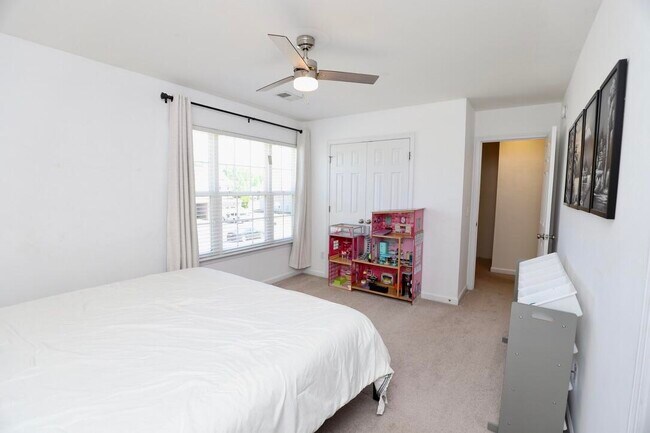 Building Photo - 3260 Matthews Dr