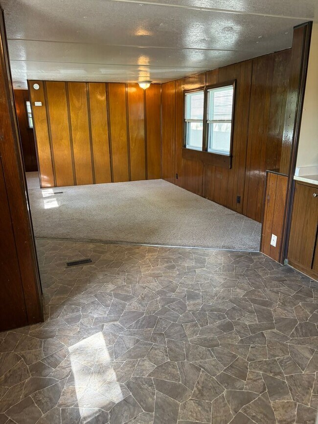 Building Photo - 2 Bed 1 Bath Mobile Home