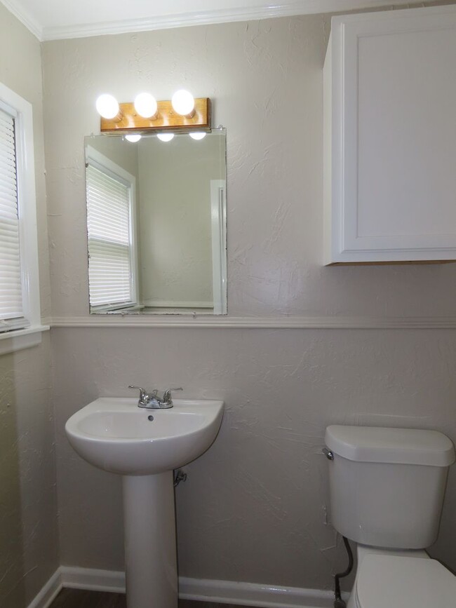 Building Photo - Cozy 2 Bedroom Home